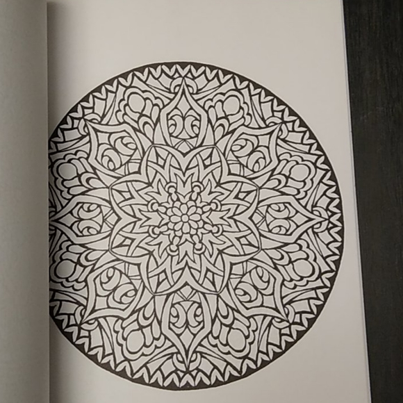 Mandala adult coloring book - Picture 7 of 16